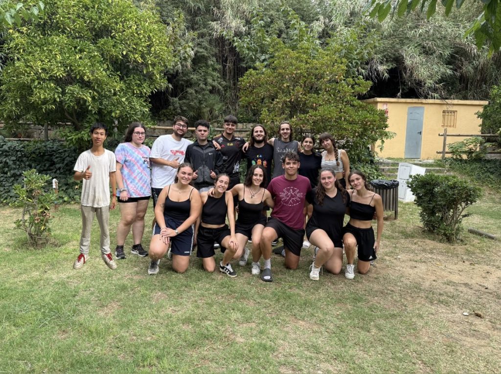 El nostre equip de monitors/es està format per voluntaris. Els dividim en tres seccions. Les seccions de petits i mitjans estan coordinades per la Clara Martín i, la secció de joves pel Pau Gonzàlez.